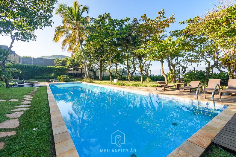 Casa com piscina em frente à Praia de Camburi