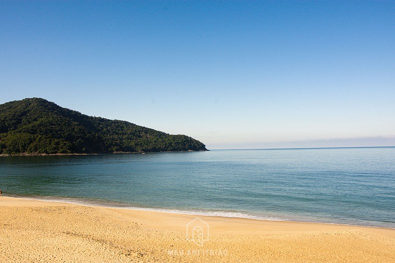 Casa com piscina em frente à Praia de Camburi