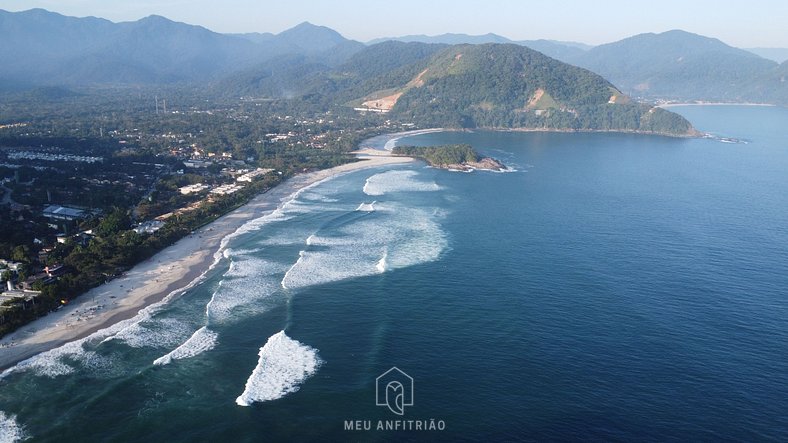 Casa com piscina em frente à Praia de Camburi