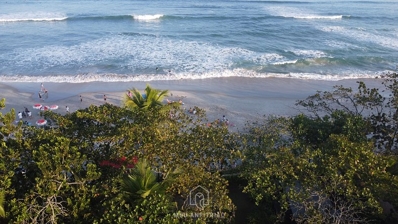 Casa com piscina em frente à Praia de Camburi