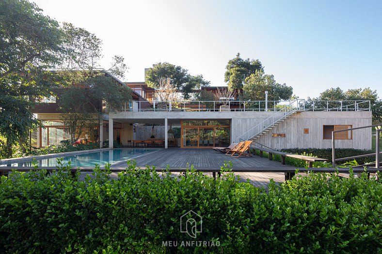 Casa com piscina, ofurô e vista para as montanhas