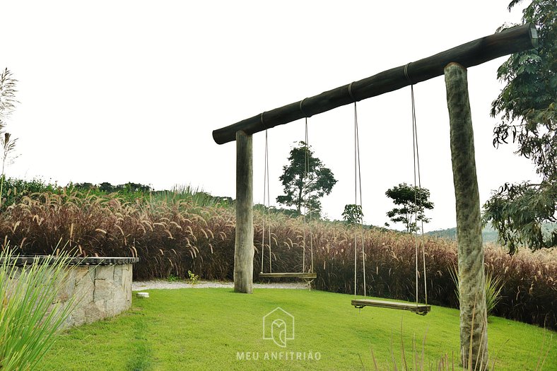 Casa com piscina, ofurô e vista para as montanhas