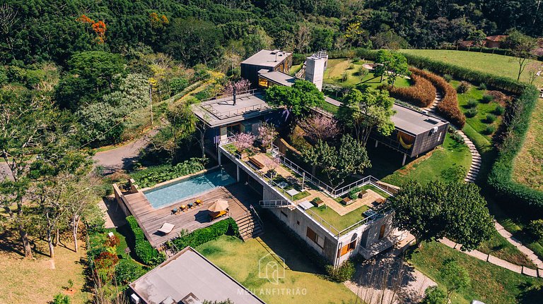 Casa com piscina, ofurô e vista para as montanhas