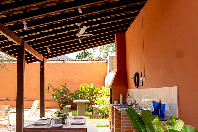 Casa com piscina perto da praia em Boiçucanga