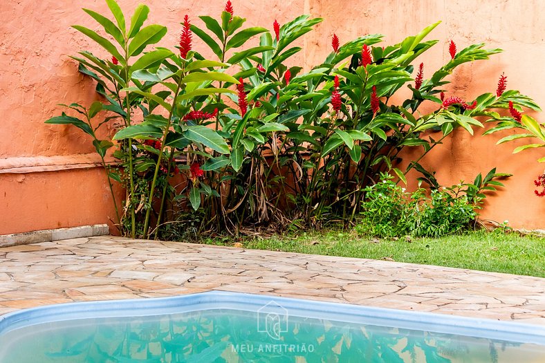 Casa com piscina perto da praia em Boiçucanga