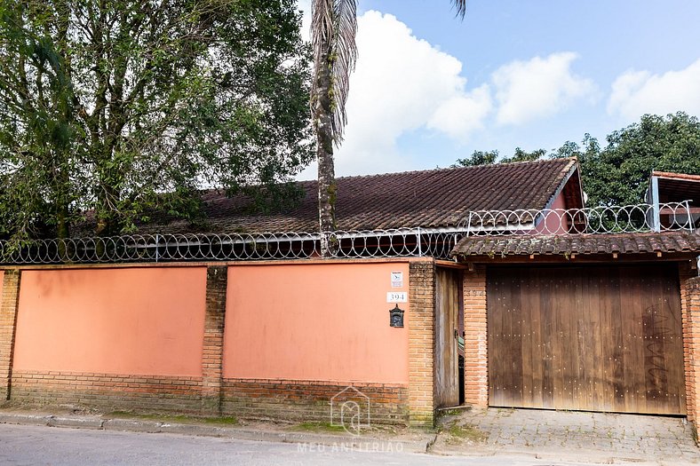 Casa com piscina perto da praia em Boiçucanga