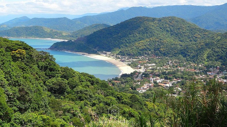 Casa com piscina perto da praia em Boiçucanga