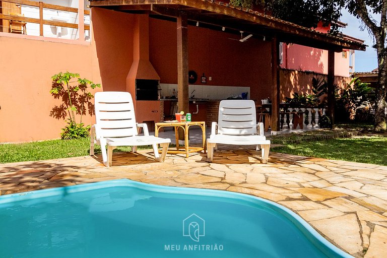 Casa com piscina perto da praia em Boiçucanga