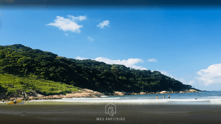 Casa com piscina próxima à praia em Guarujá