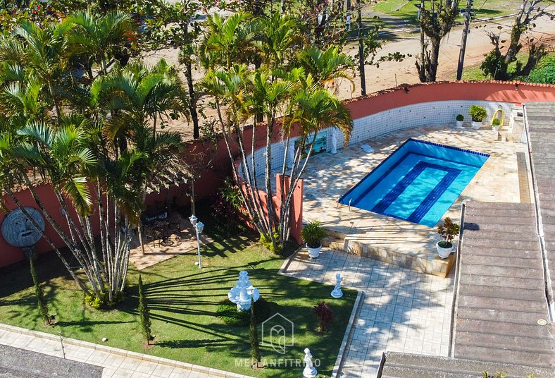 Casa com piscina próxima à praia em Guarujá