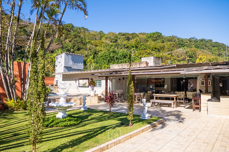 Casa com piscina próxima à praia em Guarujá