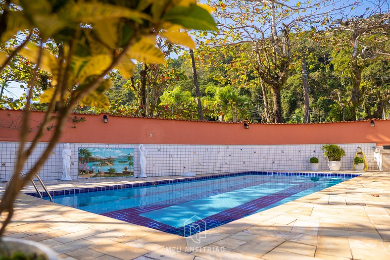 Casa com piscina próxima à praia em Guarujá