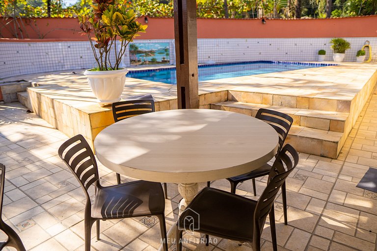 Casa com piscina próxima à praia em Guarujá