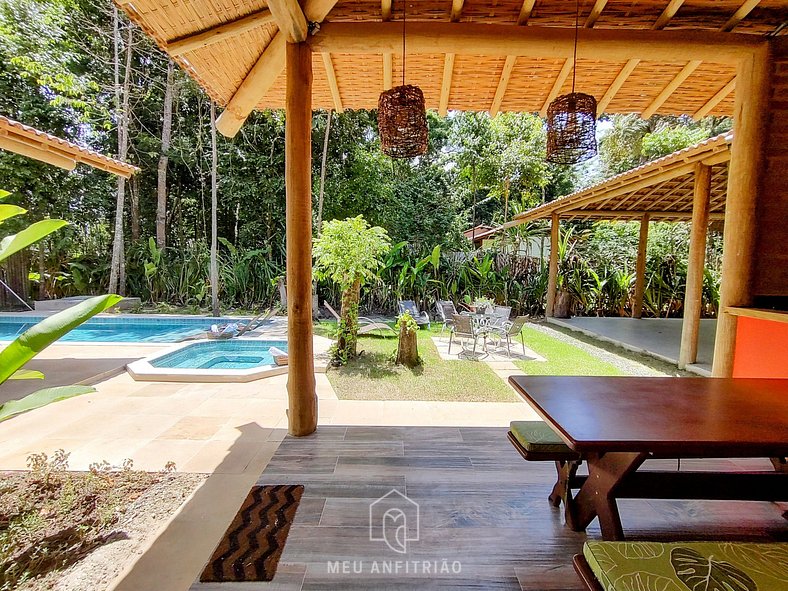 Casa com piscina, quintal e garagem em Trancoso