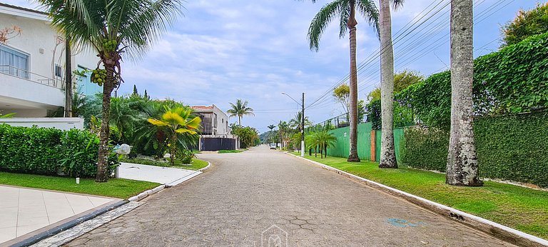 Casa com piscina, varanda e lazer em condomínio