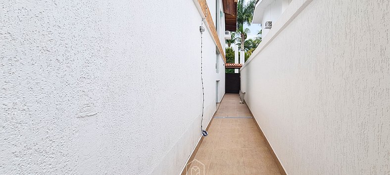 Casa com piscina, varanda e lazer em condomínio