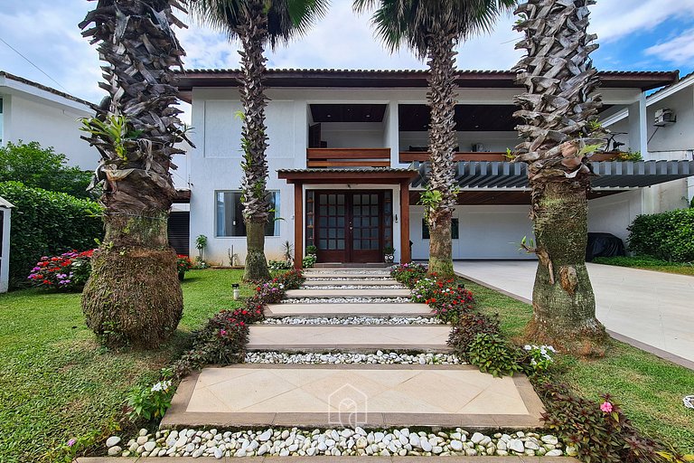 Casa com piscina, varanda e lazer em condomínio