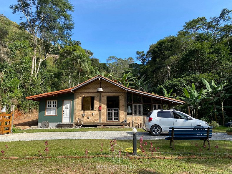 Casa com riacho e jardim particular próximo ao rio