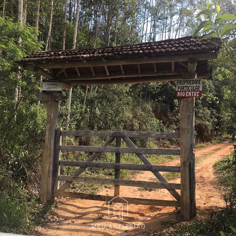 Casa com riacho e jardim particular próximo ao rio