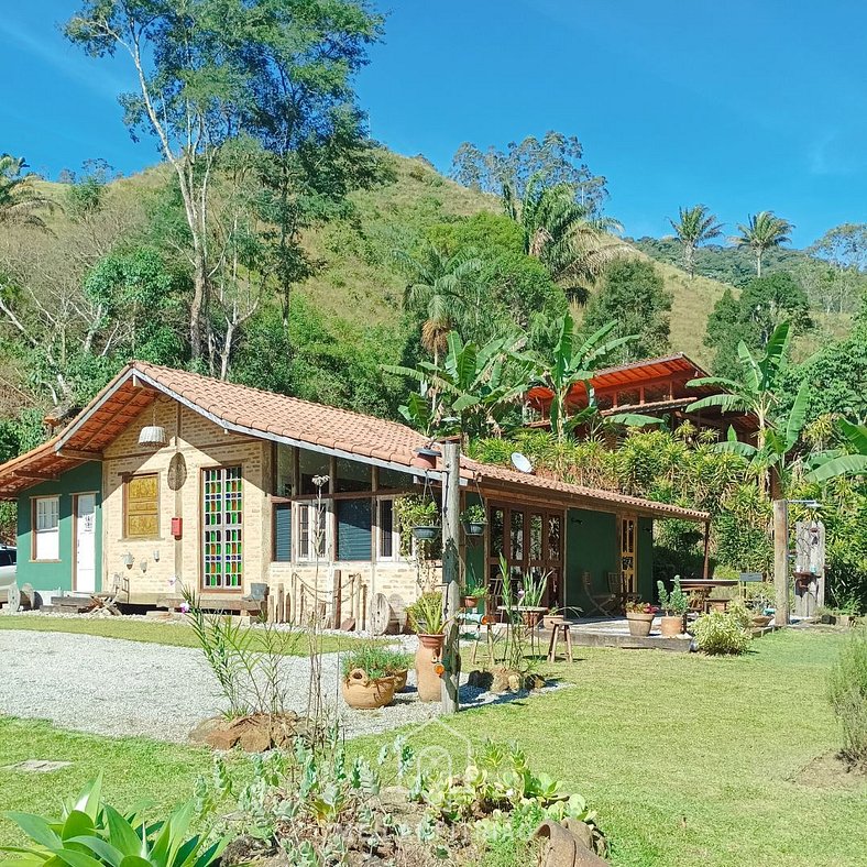 Casa com riacho e jardim particular próximo ao rio