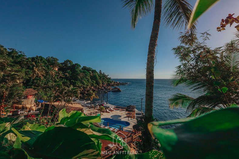 Casa com TV Smart em condomínio à beira-mar