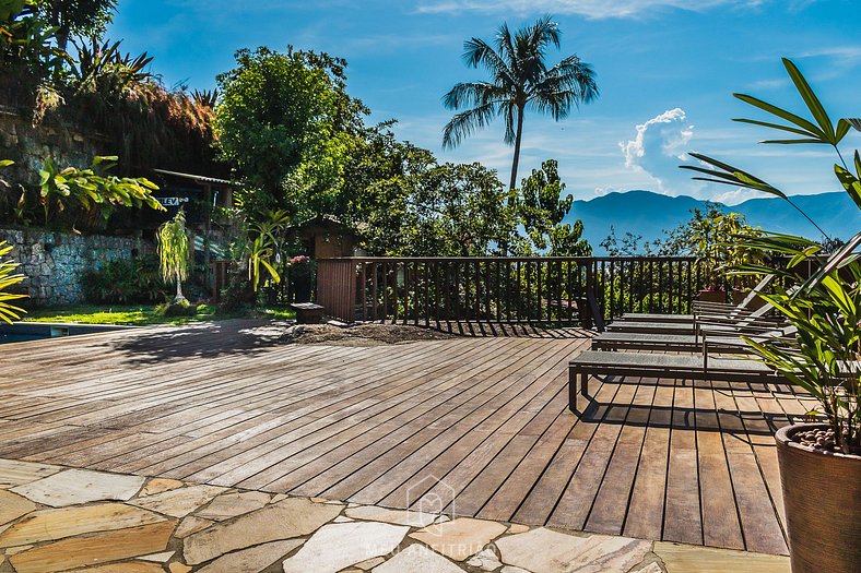 Casa com varanda gourmet e piscina em Ilhabela