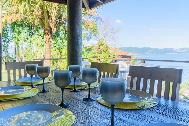 Casa com vista e praia exclusiva em ilha em Paraty