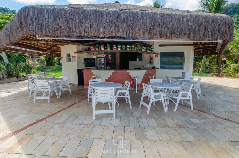 Casa de alto padrão com piscina ao lado da praia