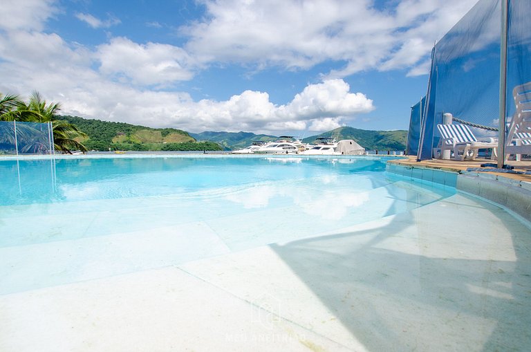 Casa de alto padrão em condomínio com piscina ao lado da pra