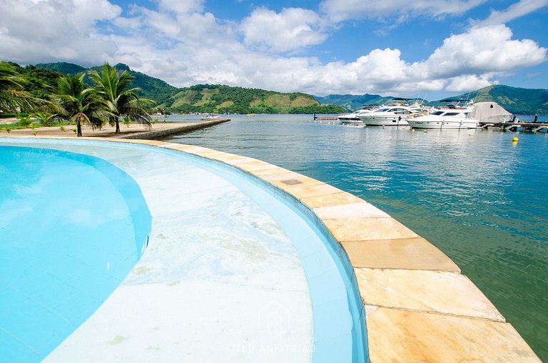 Casa de alto padrão em condomínio com piscina ao lado da pra