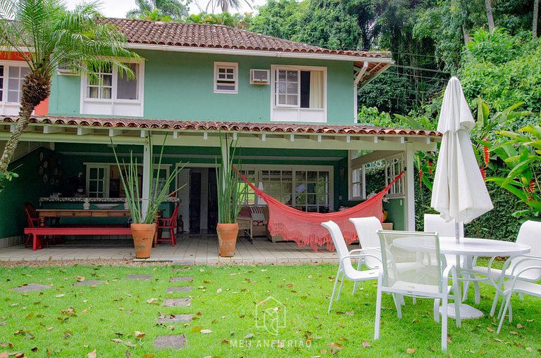 Casa de alto padrão em condomínio com piscina ao lado da pra