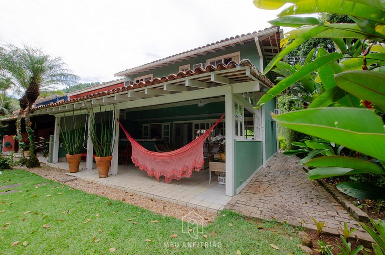 Casa de alto padrão em condomínio com piscina ao lado da pra