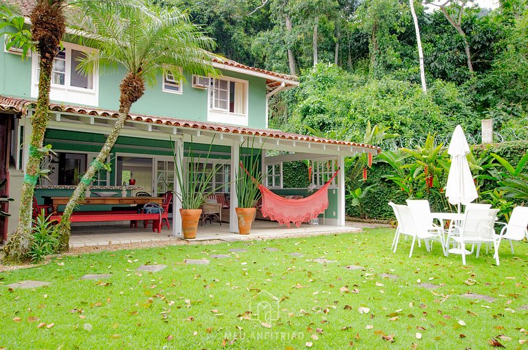 Casa de alto padrão em condomínio com piscina ao lado da pra