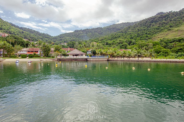 Casa de alto padrão em condomínio com piscina ao lado da pra