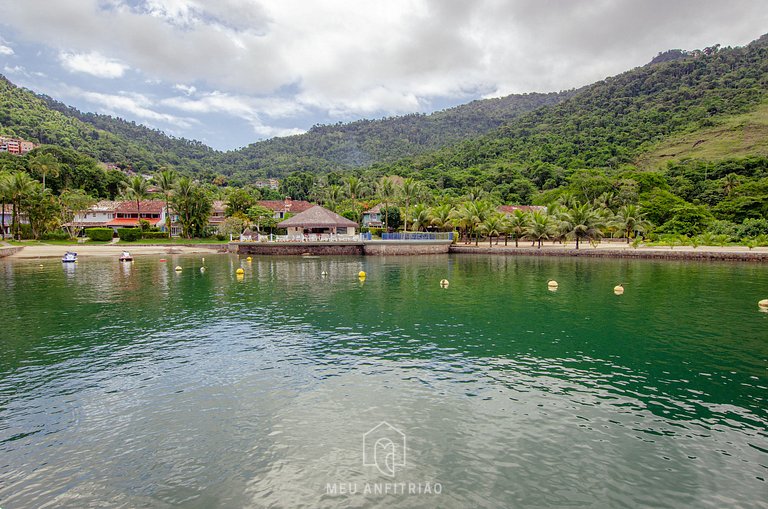 Casa de alto padrão em condomínio com piscina ao lado da pra