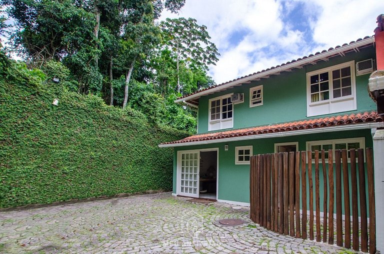 Casa de alto padrão em condomínio com piscina ao lado da pra