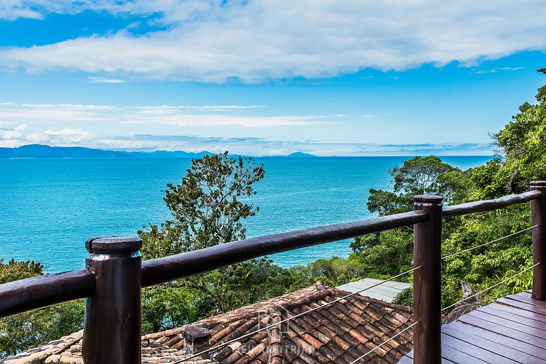 Casa de luxo com piscina e vista para o mar