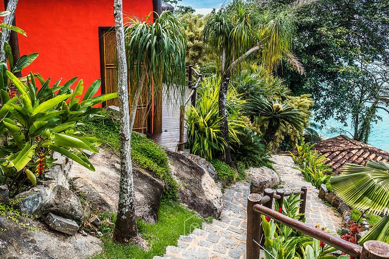 Casa de luxo com piscina e vista para o mar