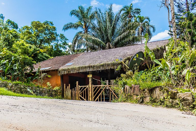 Casa de luxo com piscina e vista para o mar