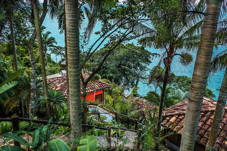 Casa de luxo com piscina e vista para o mar