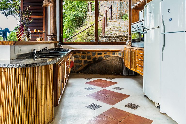 Casa de luxo com piscina e vista para o mar