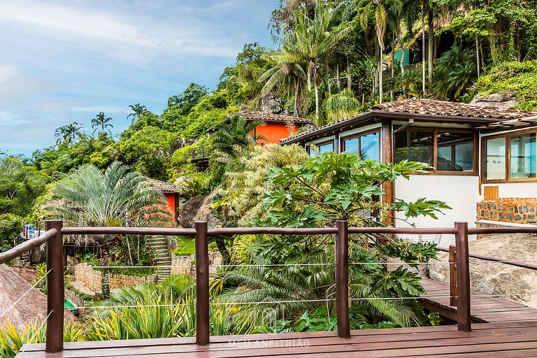 Casa de luxo com piscina e vista para o mar