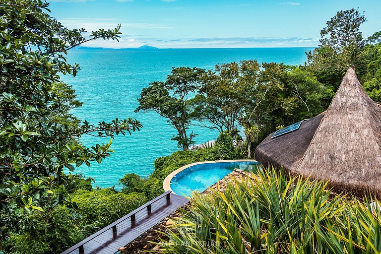 Casa de luxo com piscina e vista para o mar