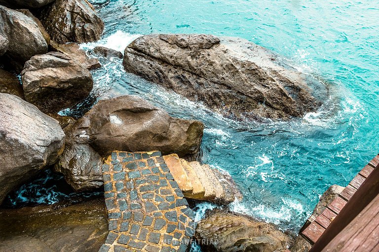 Casa de luxo com piscina e vista para o mar