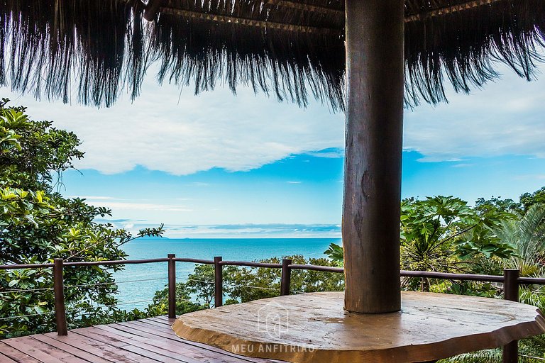 Casa de luxo com piscina e vista para o mar