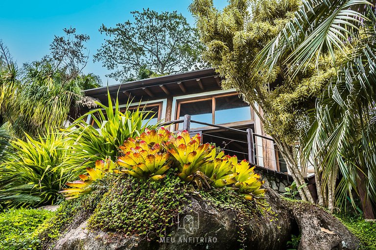 Casa de luxo com piscina e vista para o mar