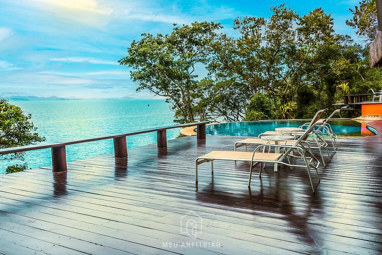 Casa de luxo com piscina e vista para o mar