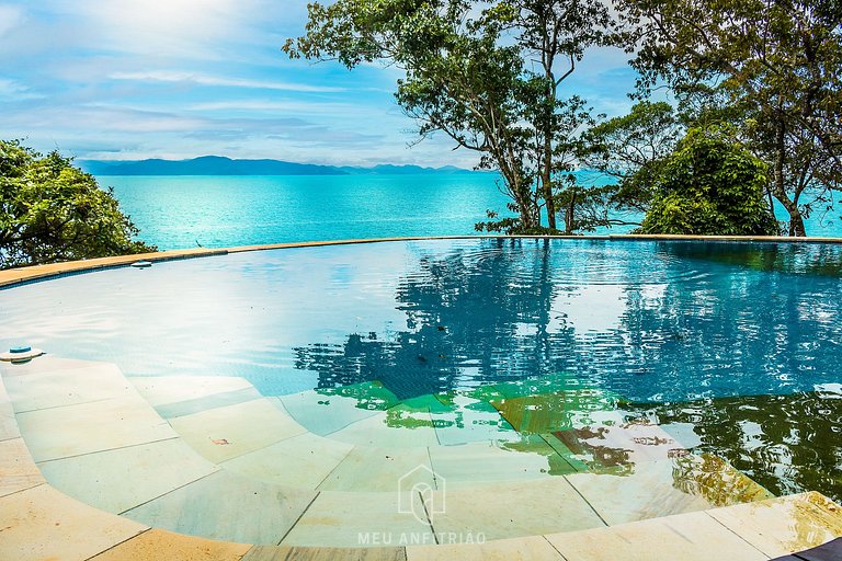 Casa de luxo com piscina e vista para o mar