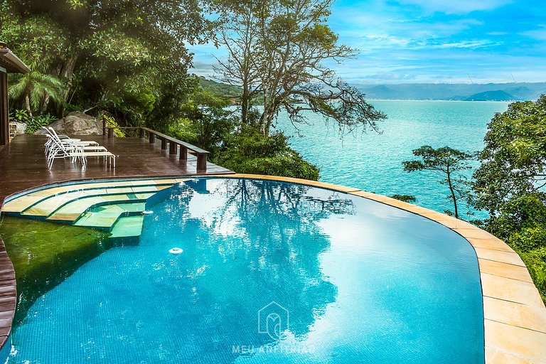 Casa de luxo com piscina e vista para o mar