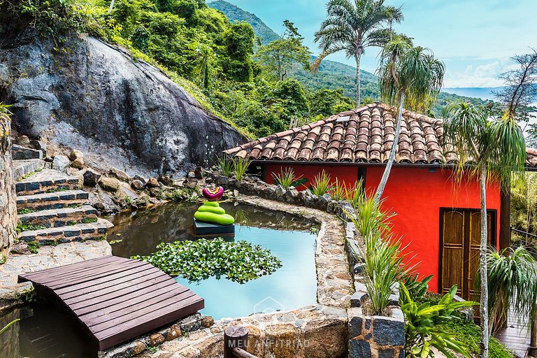 Casa de luxo com piscina e vista para o mar